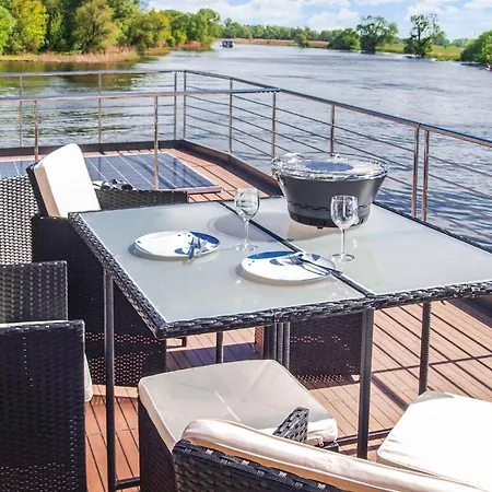 2 Bedroom Gorgeous Ship In Havelsee