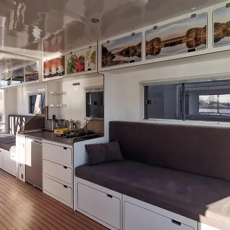 2 Bedroom Gorgeous Ship In Havelsee Hotel en barco 4*